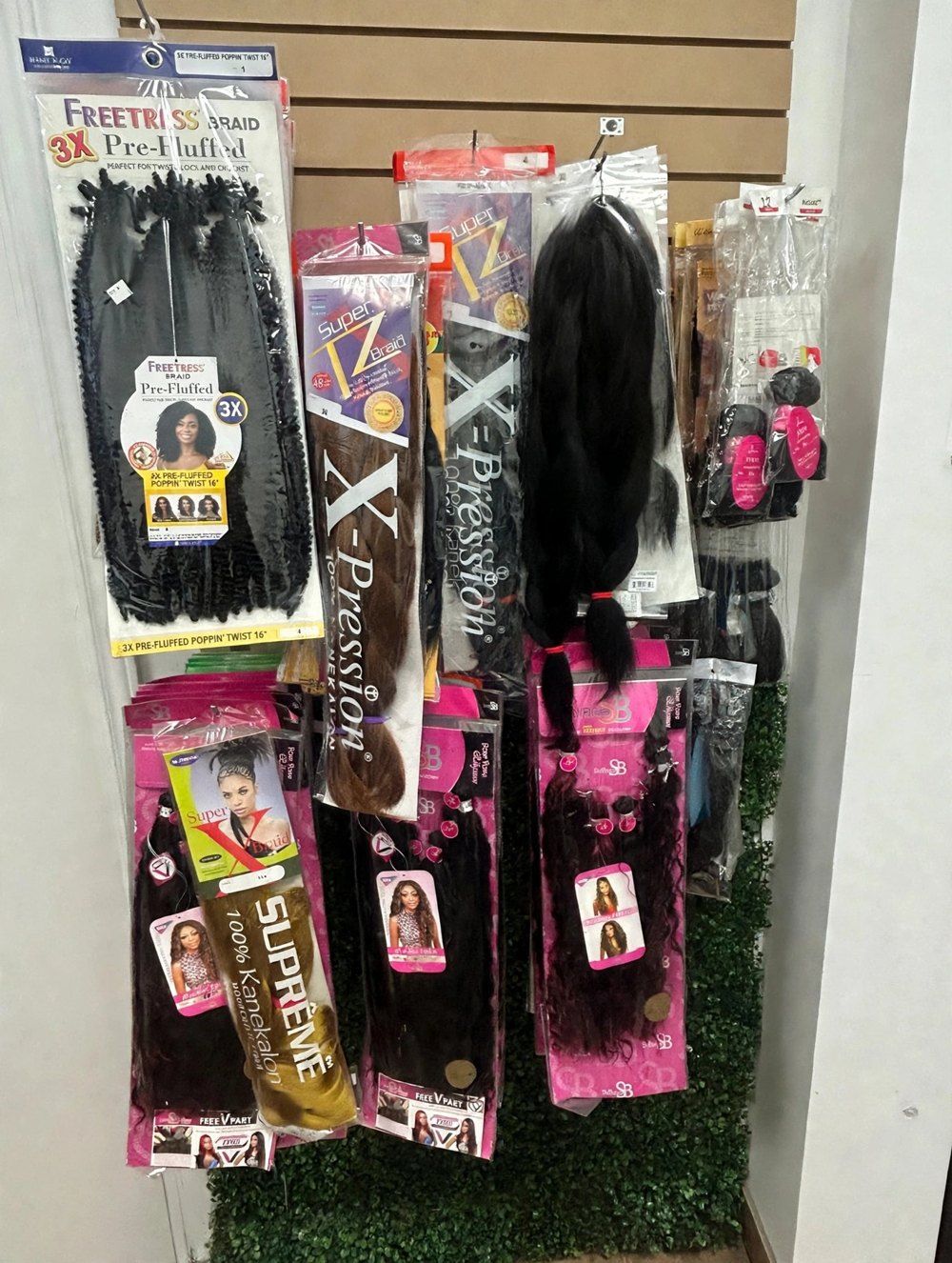 Présentoir de cheveux, mèches et extensions vendus au salon : Freetress Braid, X-Pression et Suprême Kanekalon