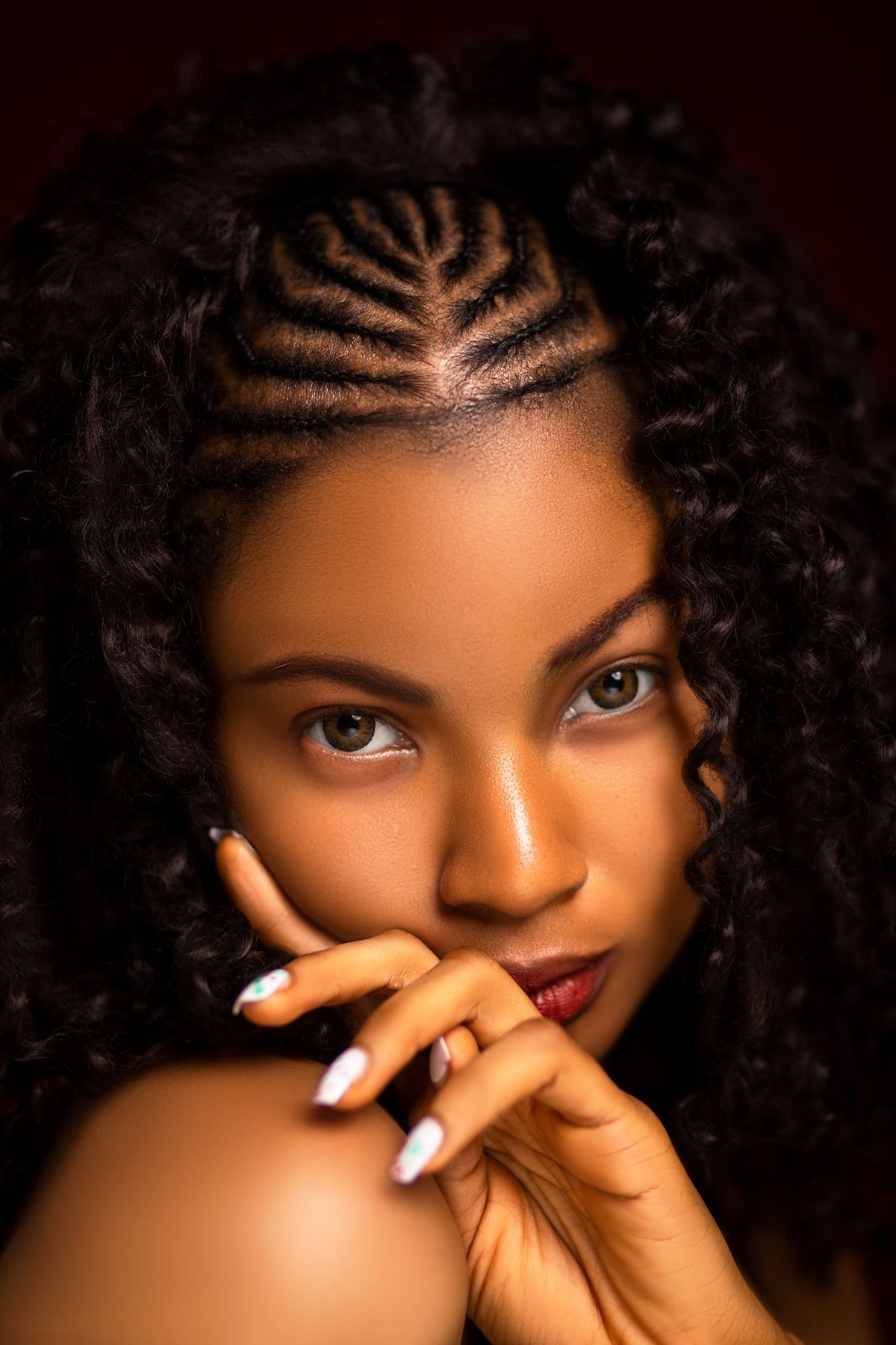 Inspiration de coiffure avec nattes et boucles
