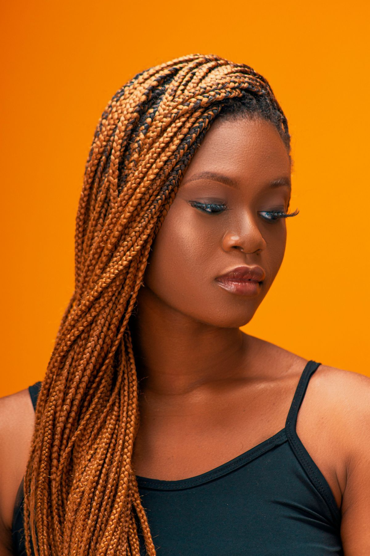 Inspiration de coiffure avec tresses couleur miel