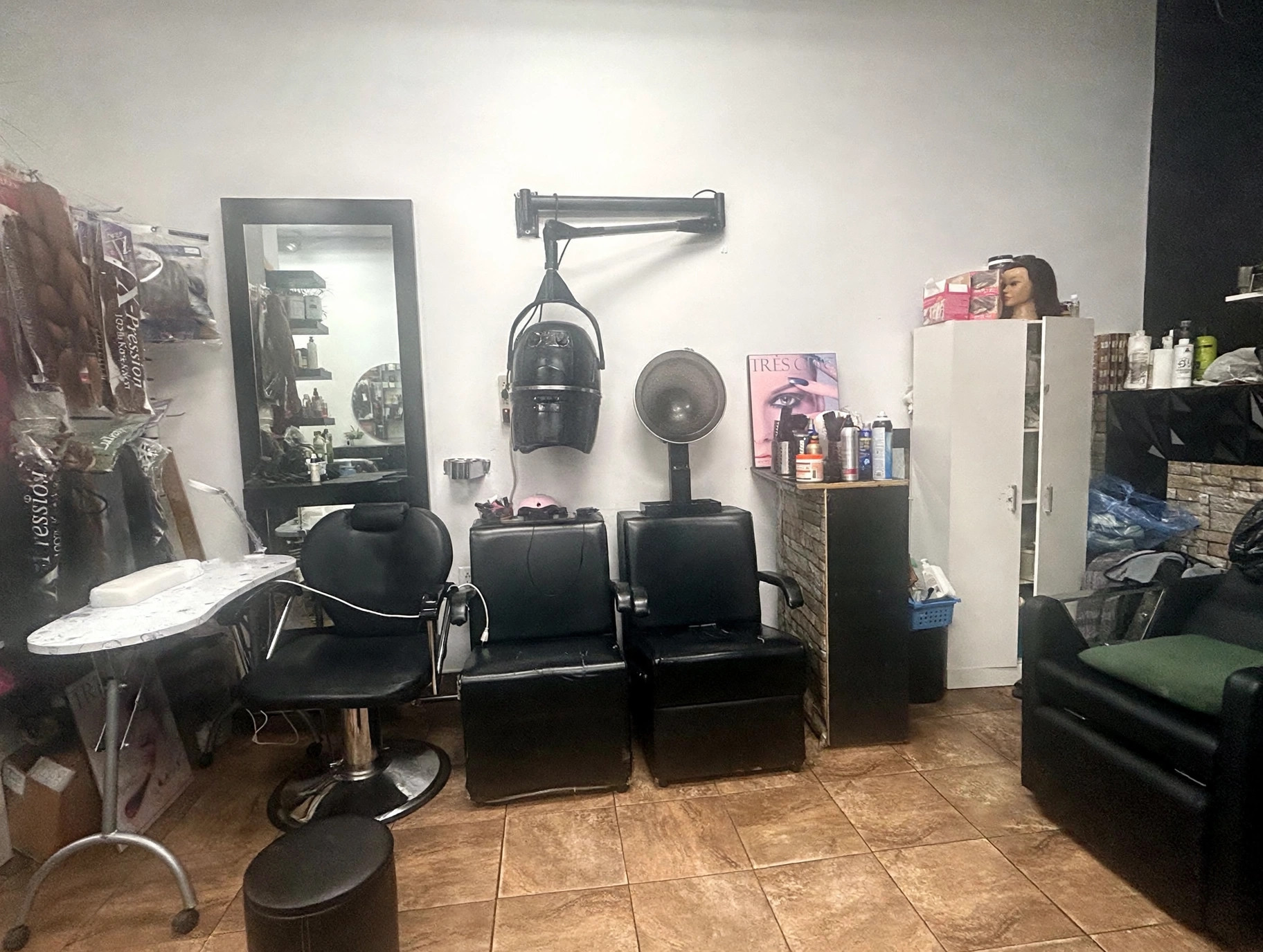 Espace coiffage avec fauteuils, miroir et casque séchoir